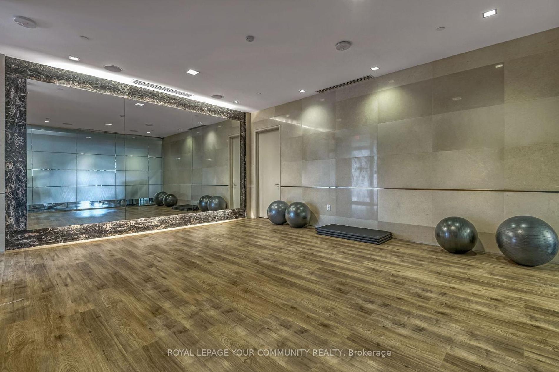 Sleek 1BR & Sttudy Condo - CN Tower, Skyline view - North York