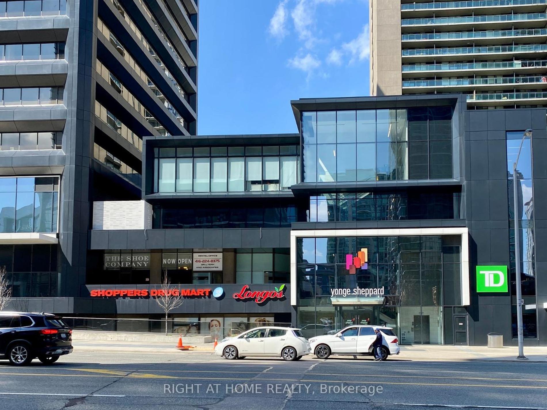 Sleek 1BR & Sttudy Condo - CN Tower, Skyline view - North York