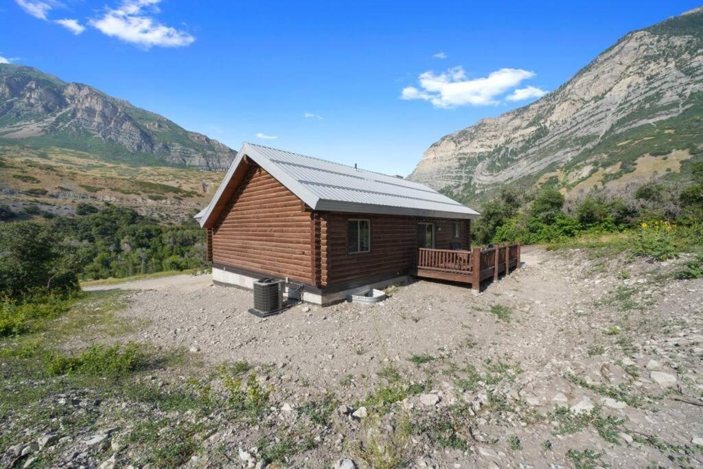 Cute Cabin with Mountain Views and King Bed view 4