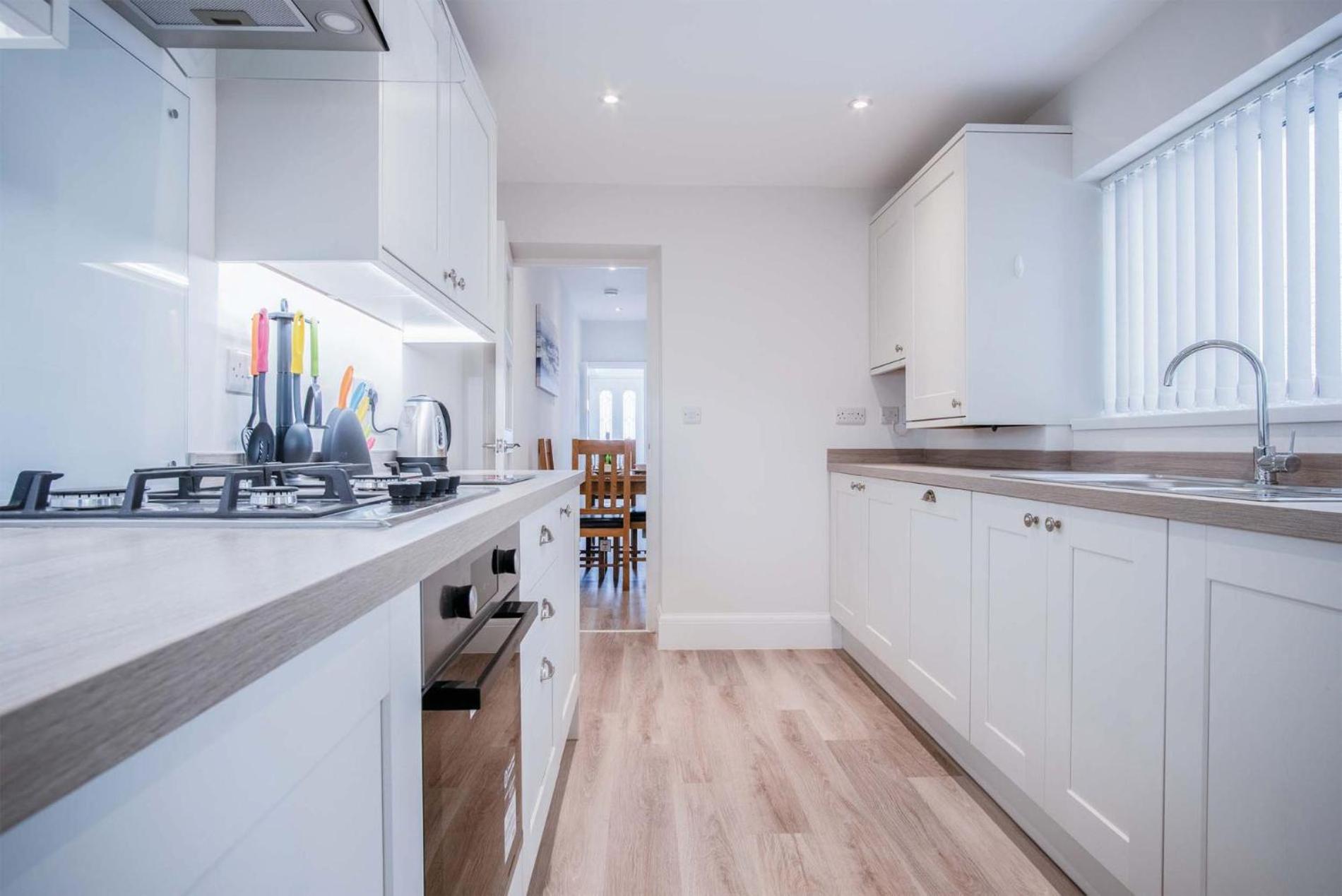 Fleet Street - 2 Bedroom Holiday Home - Swansea view 2