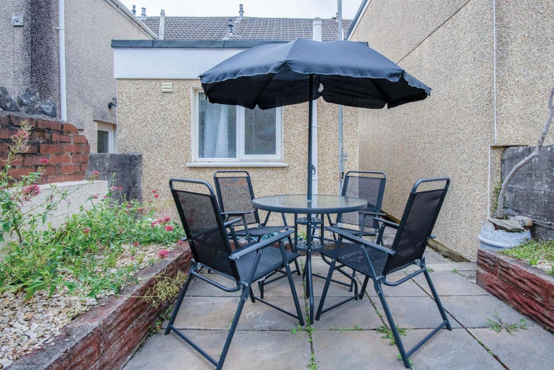 Fleet Street - 2 Bedroom Holiday Home - Swansea view 3