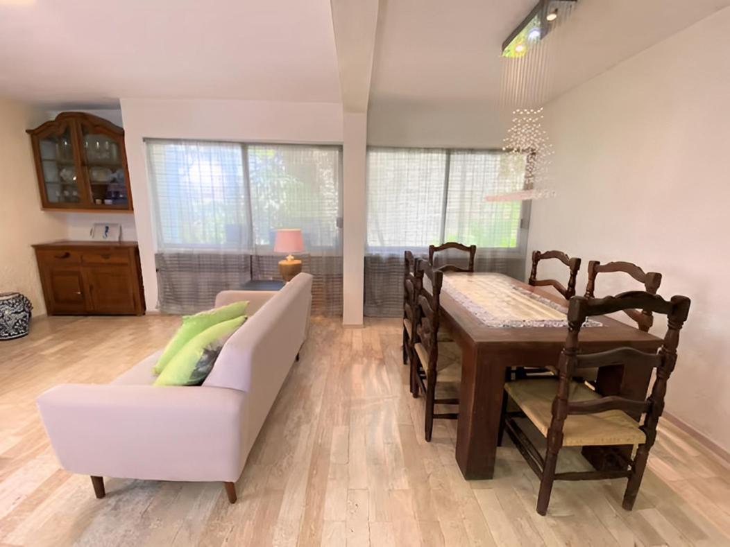 Habitación dentro de un departamento muy bien ubicado