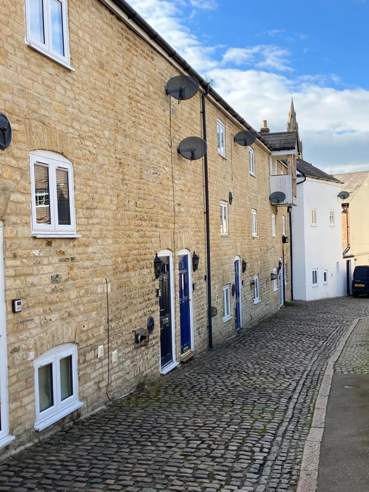 Spacious and Refreshing 3-4 Bed Stamford House! view 3