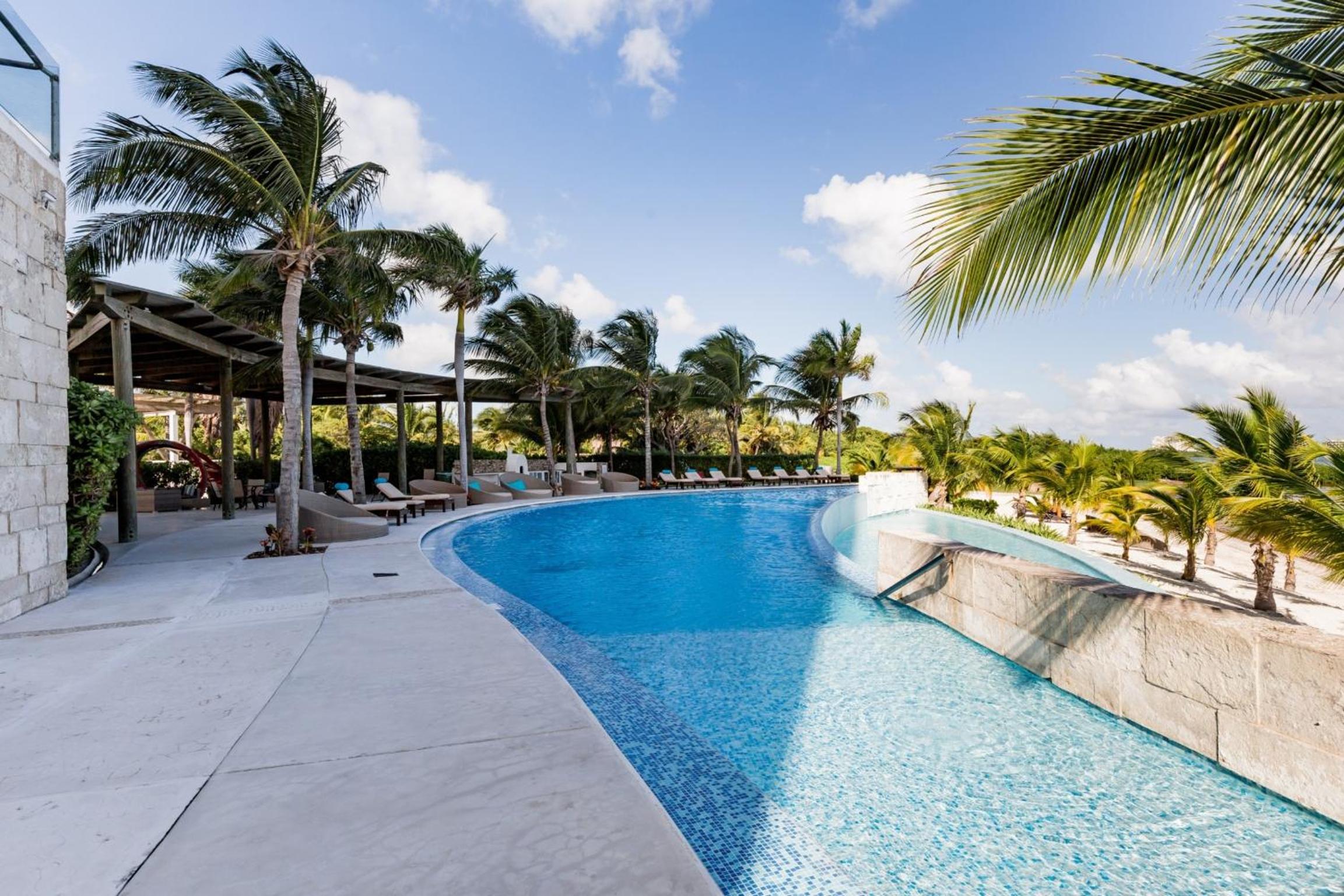 Beach, pool 3BR Apartment - 8 guests