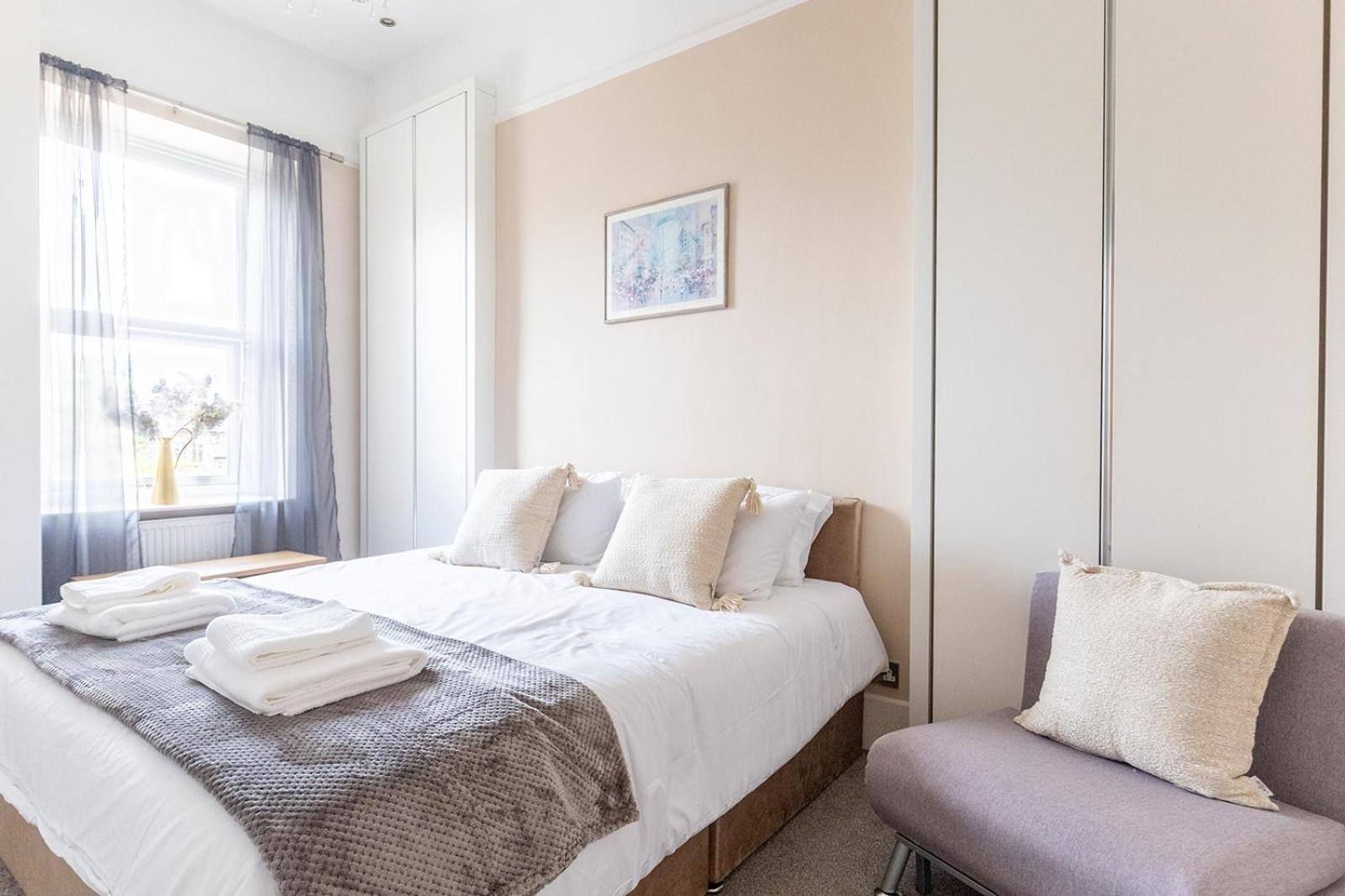 YORK PLACE - Spacious central apartment to town with views