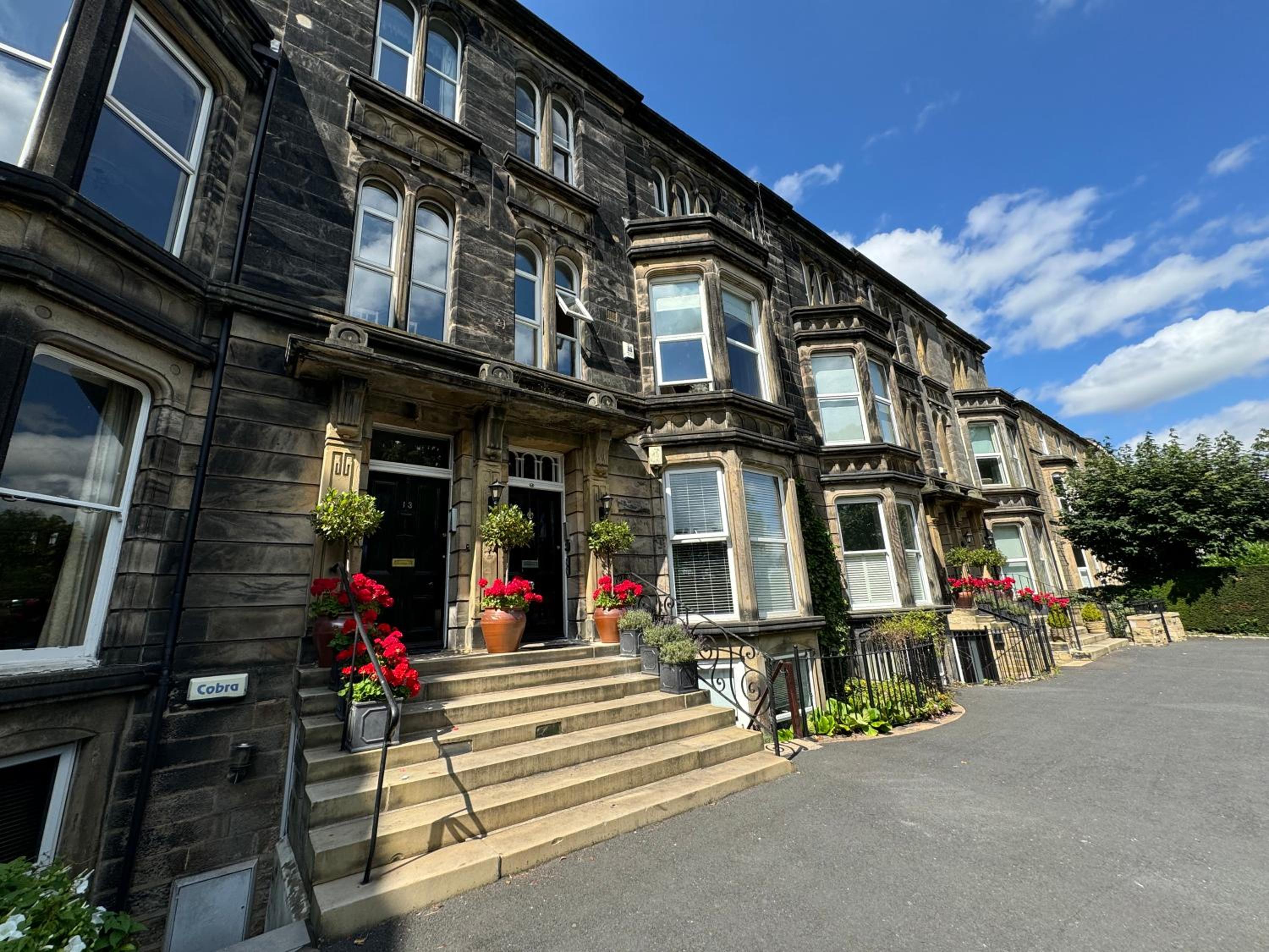 YORK PLACE - Spacious central apartment to town with views