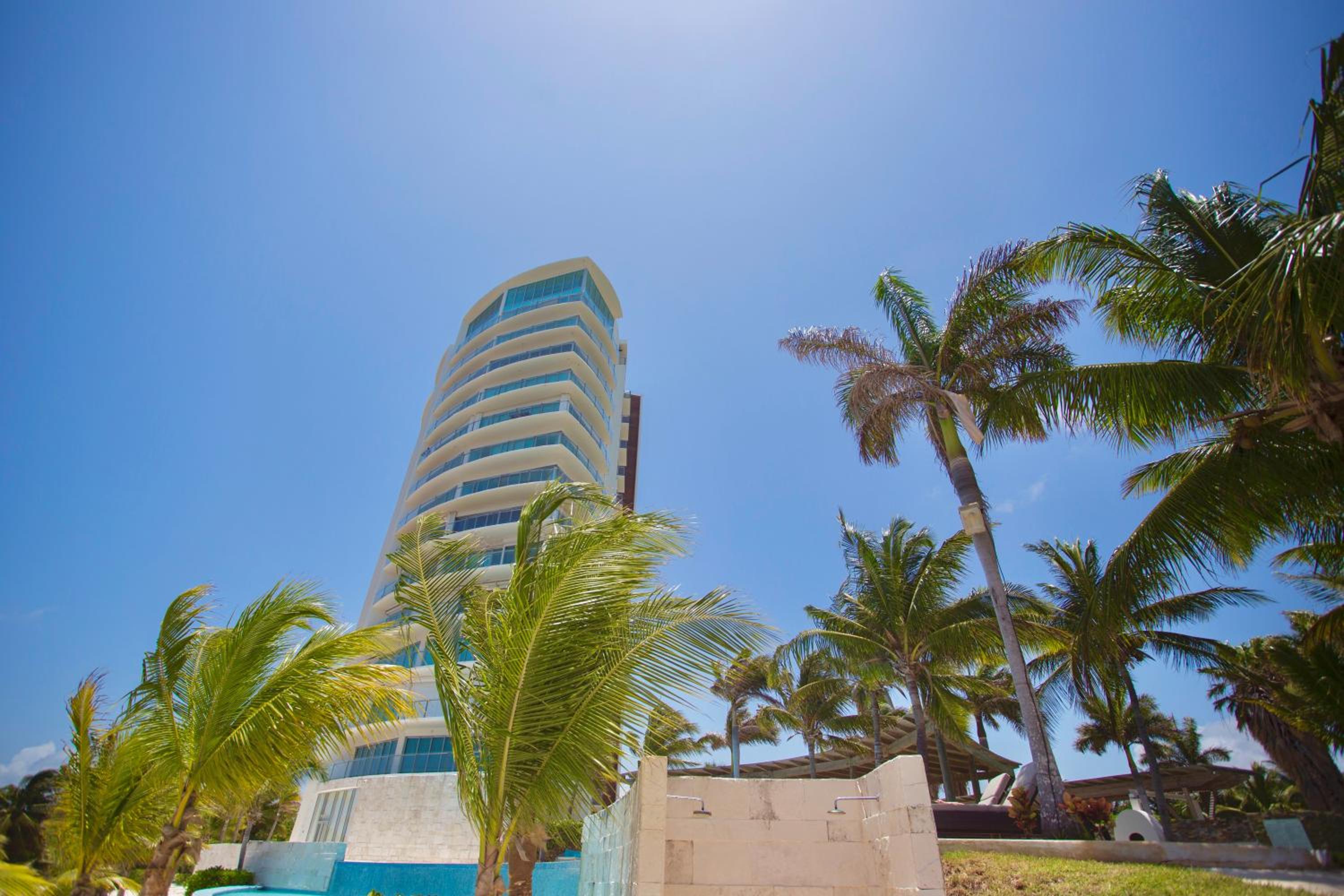 Beach, pool 3BR Apartment - 8 guests