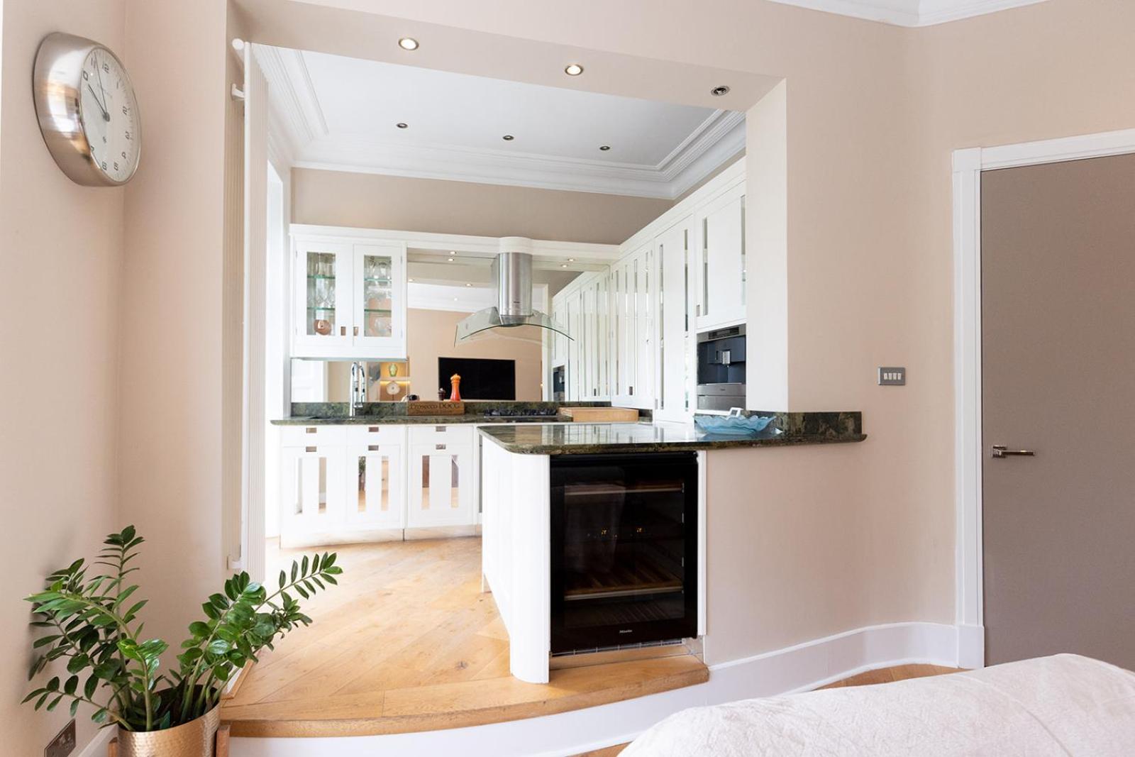 YORK PLACE - Spacious central apartment to town with views