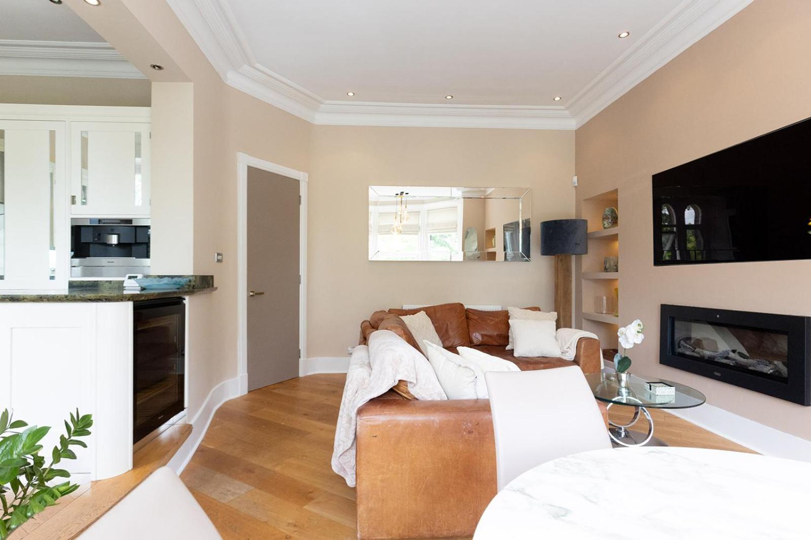 YORK PLACE - Spacious central apartment to town with views