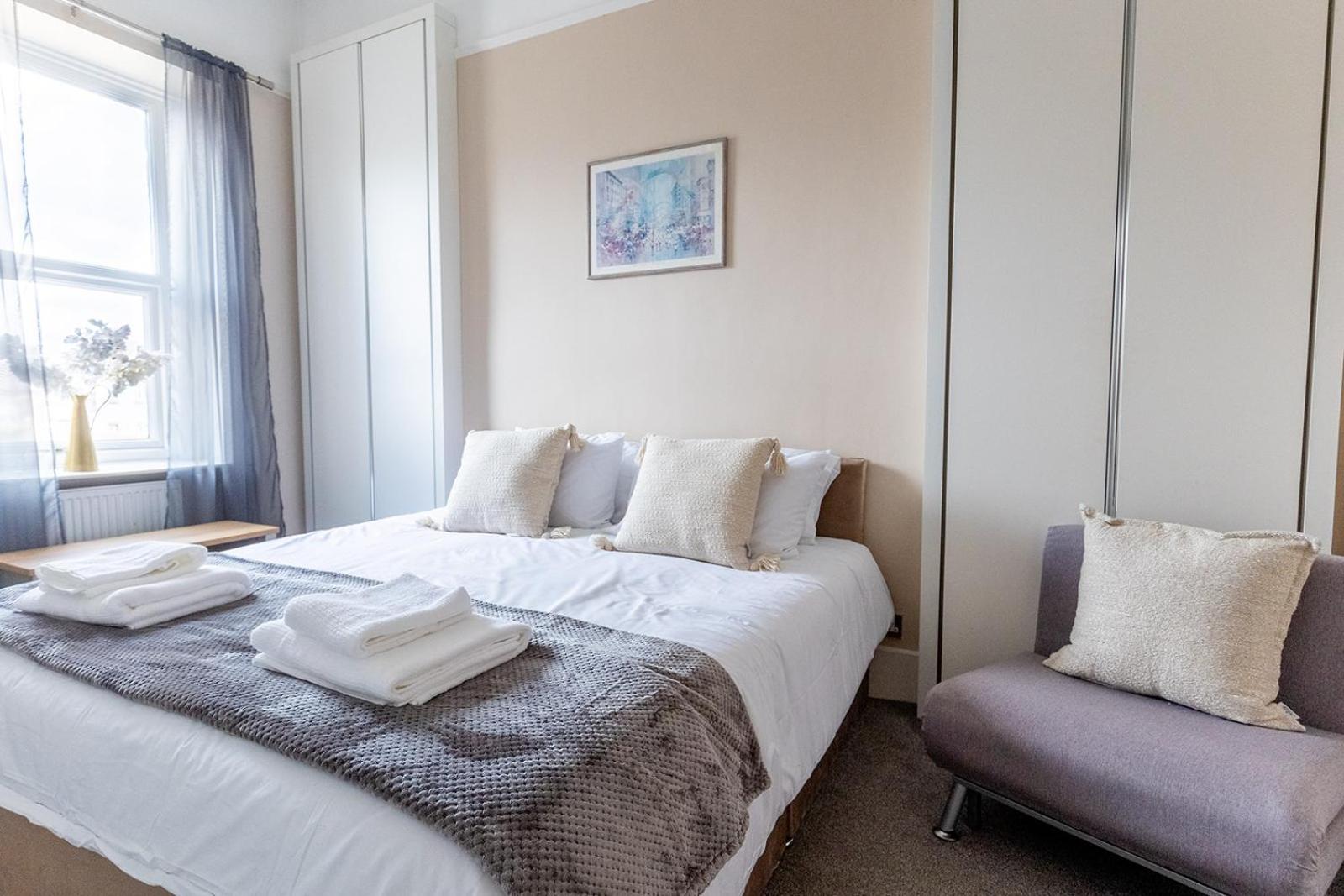 YORK PLACE - Spacious central apartment to town with views
