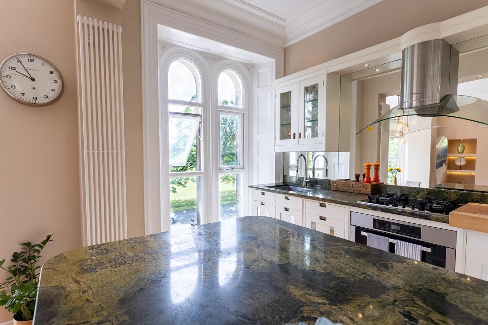 YORK PLACE - Spacious central apartment to town with views