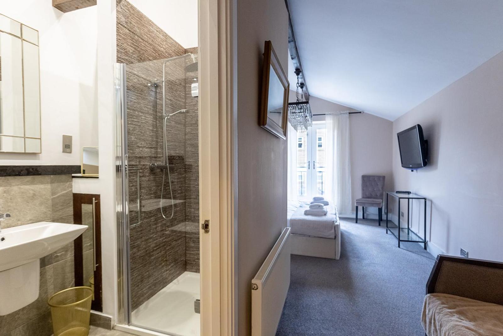 YORK PLACE - Spacious central apartment to town with views