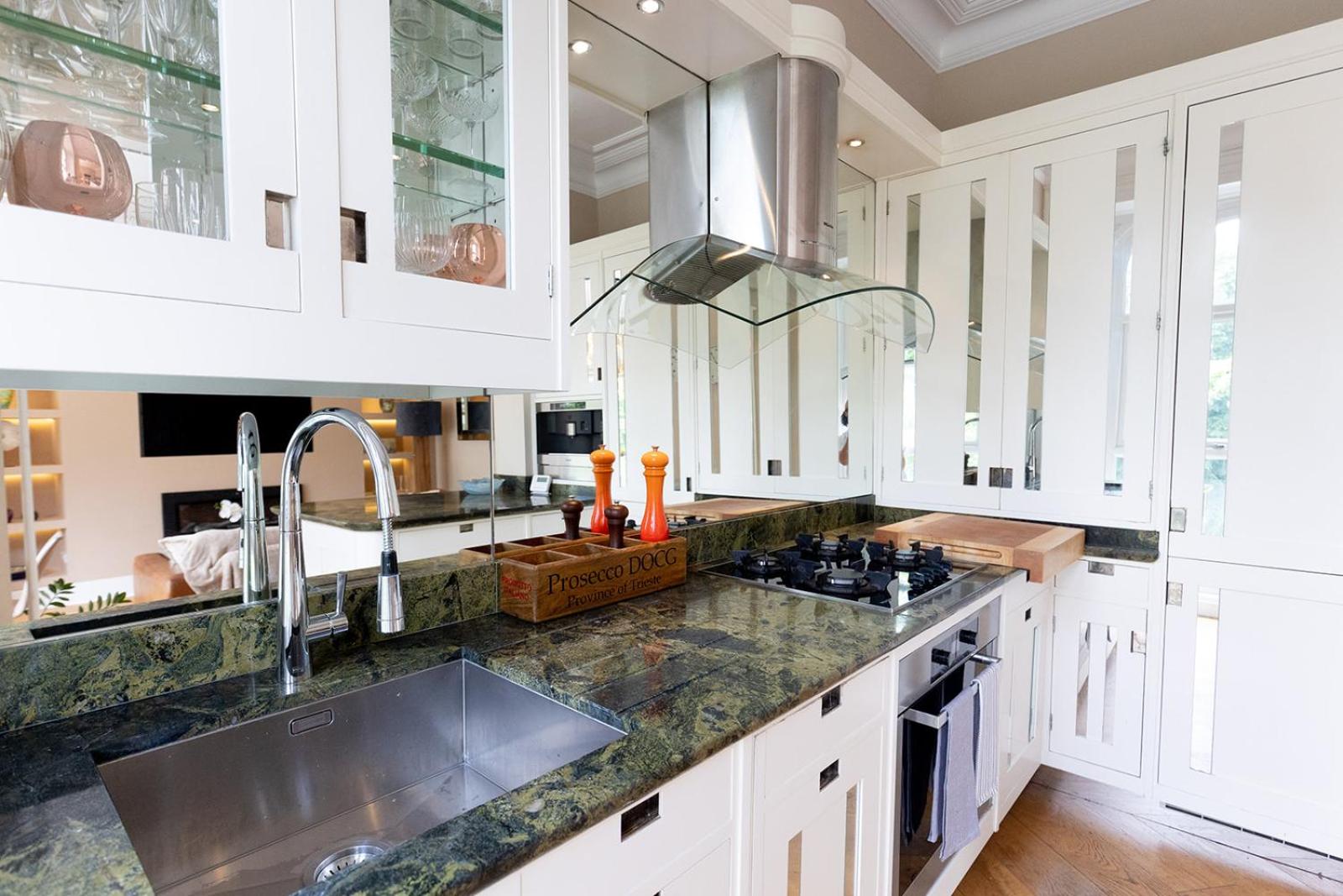 YORK PLACE - Spacious central apartment to town with views