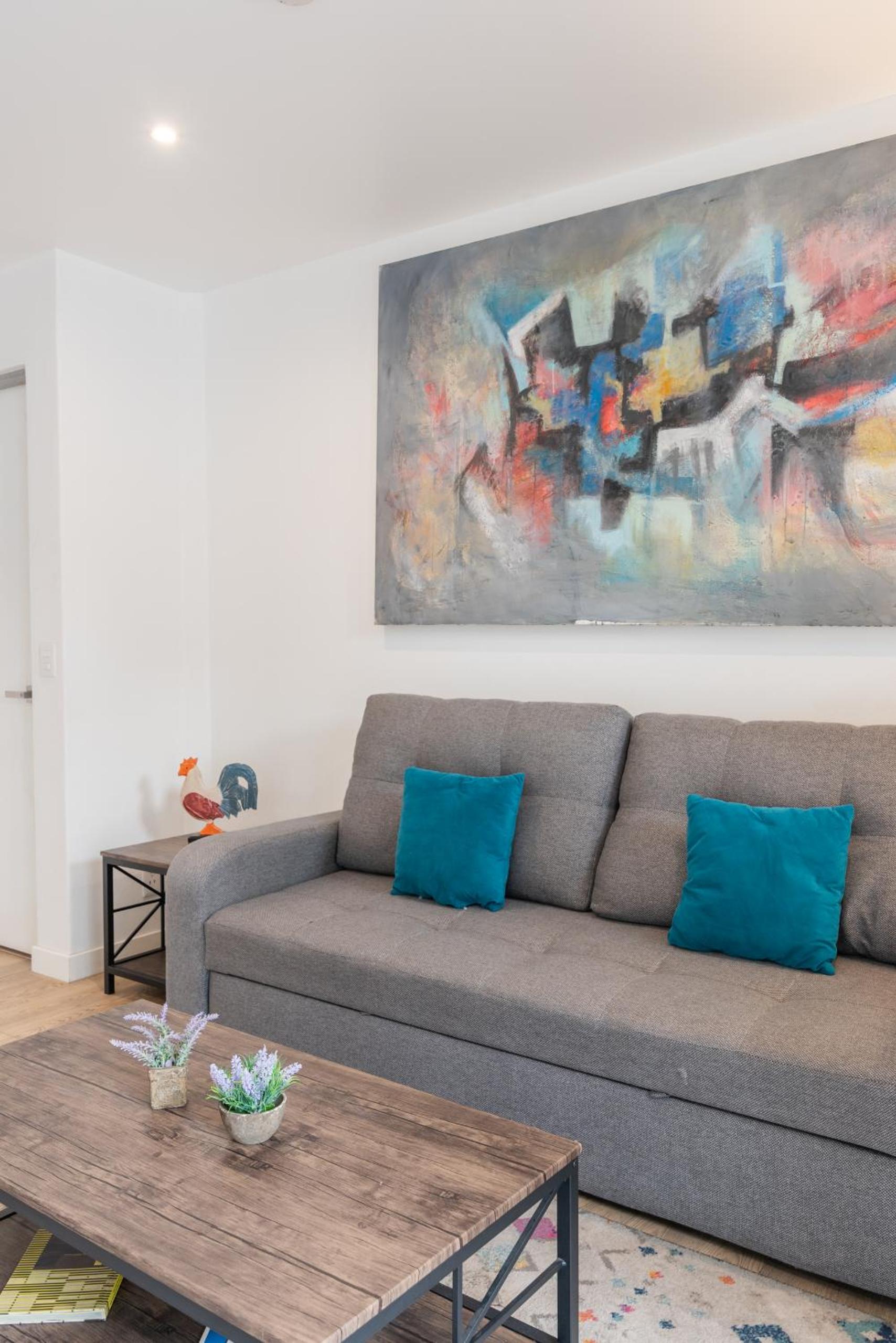 Cozy Urban Rooftop Lounge Free Parking & WiFi view 5