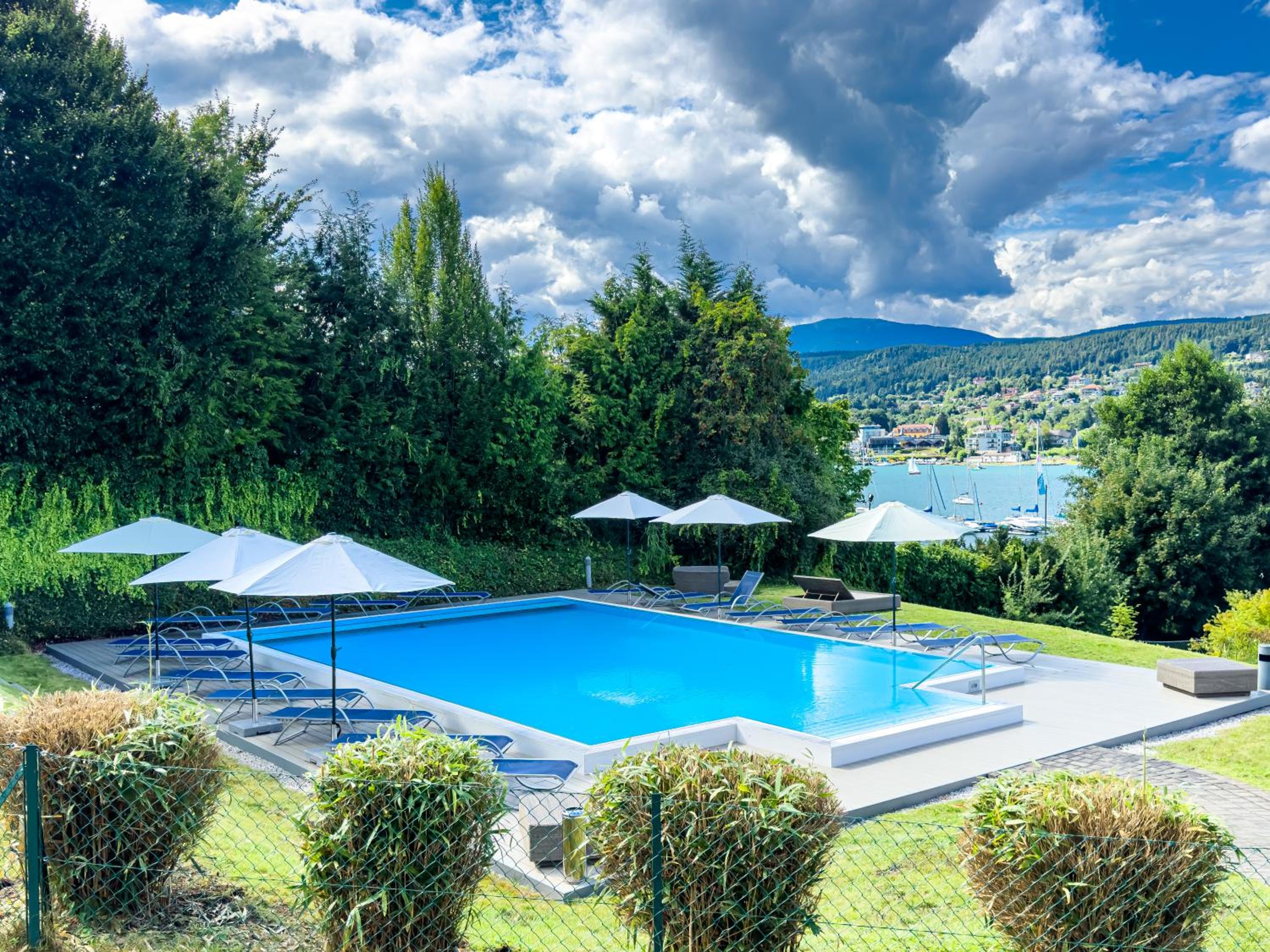 Lake view 2 Bedroom Apartment, Terrace, Private Lake Access