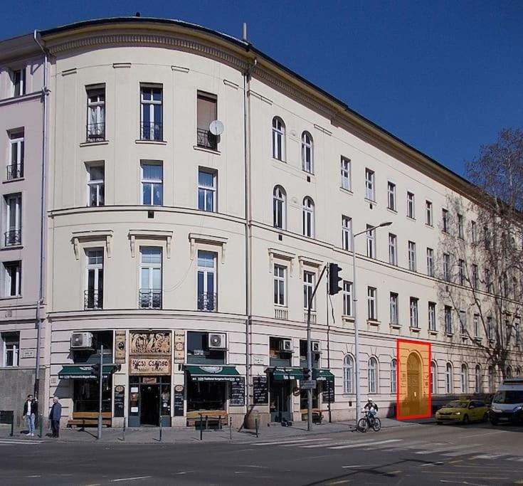 CastleHill Apartman the perfect blend of urban living and sightseeing convenience