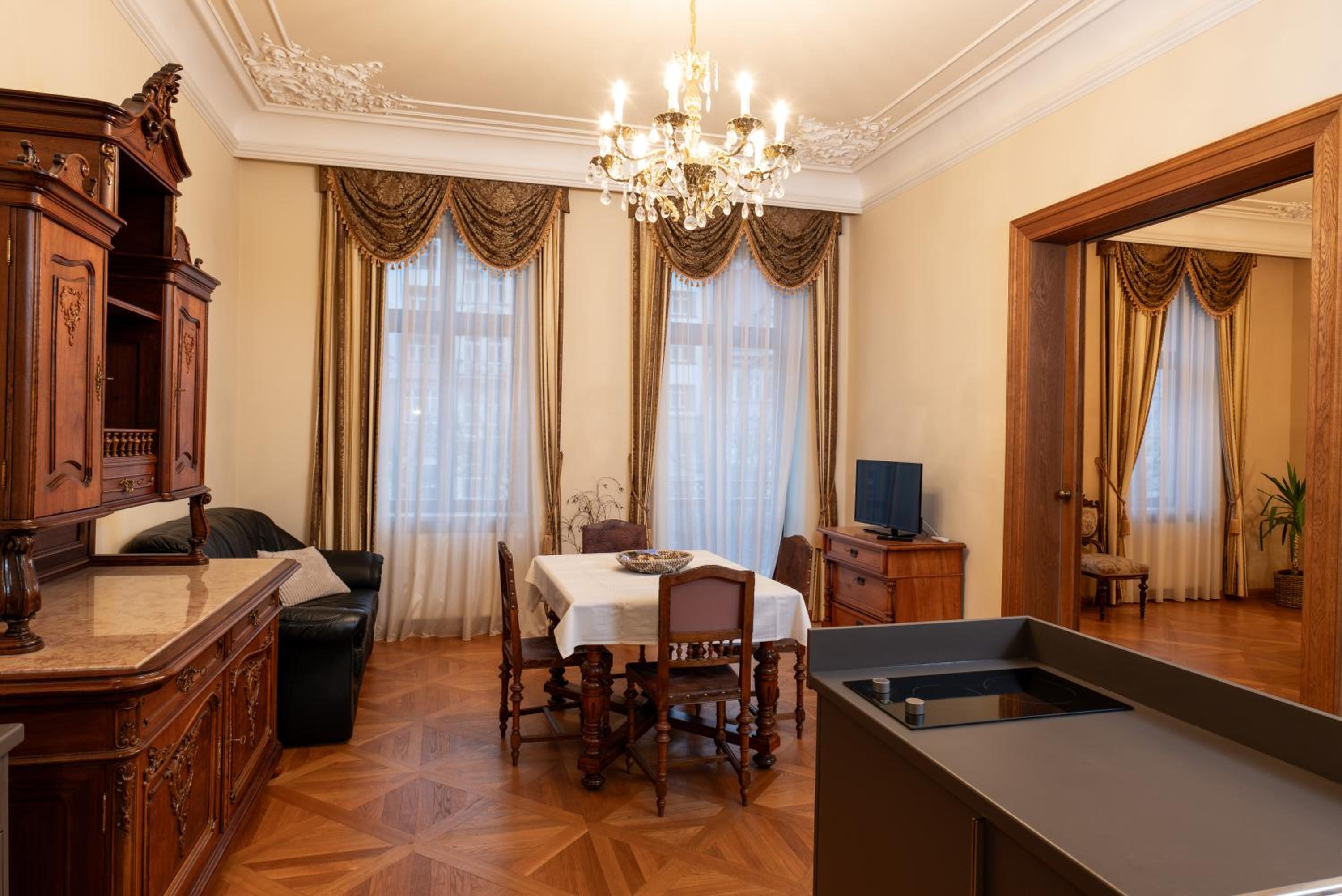 Zlatý Pelikán Apartments