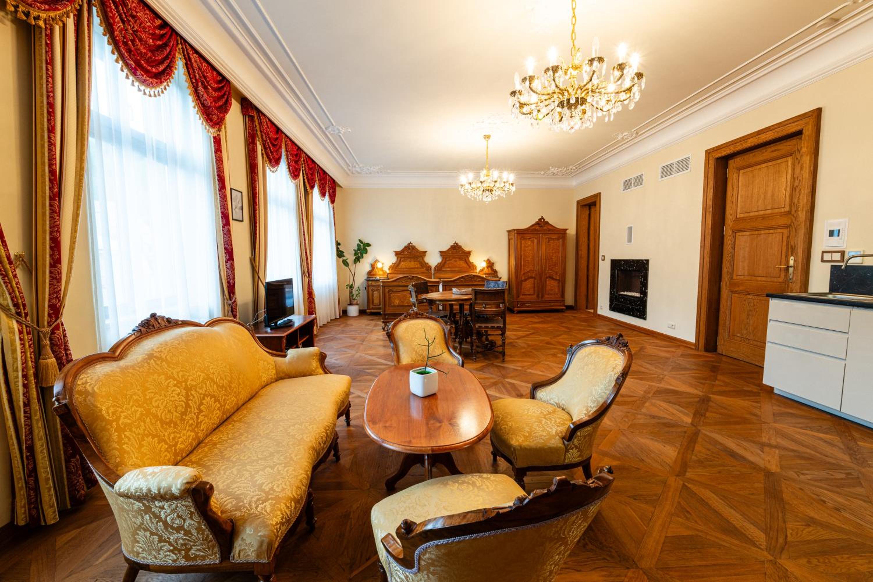 Zlatý Pelikán Apartments