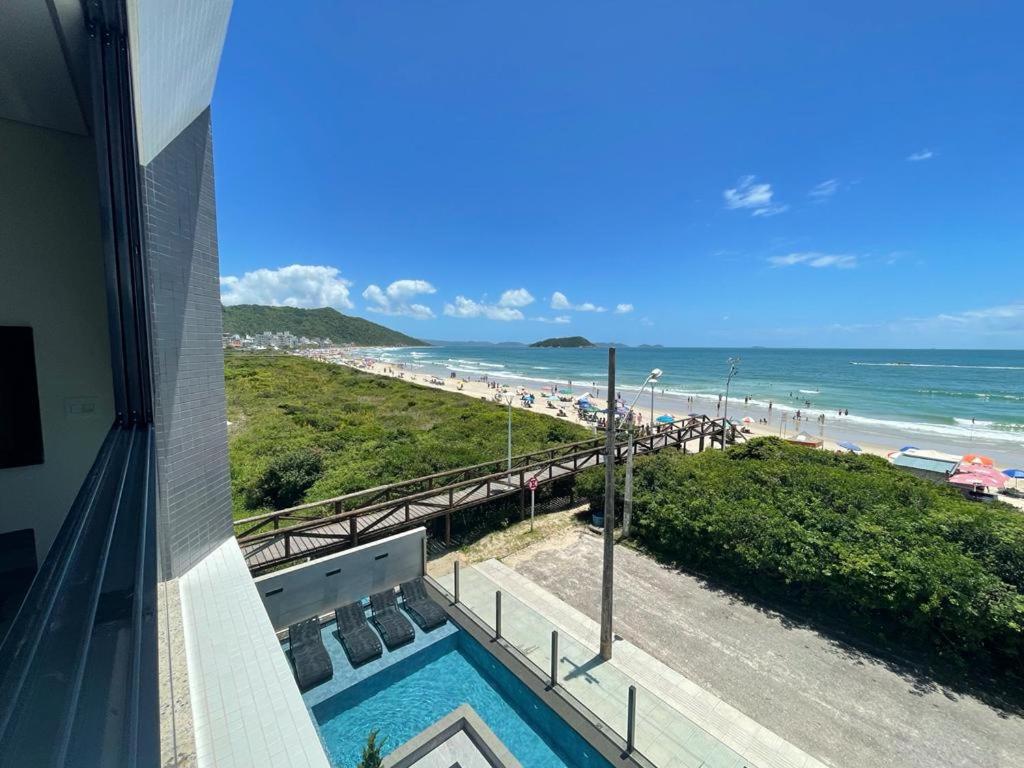 cód 30 - Apartamento magnífico frente mar