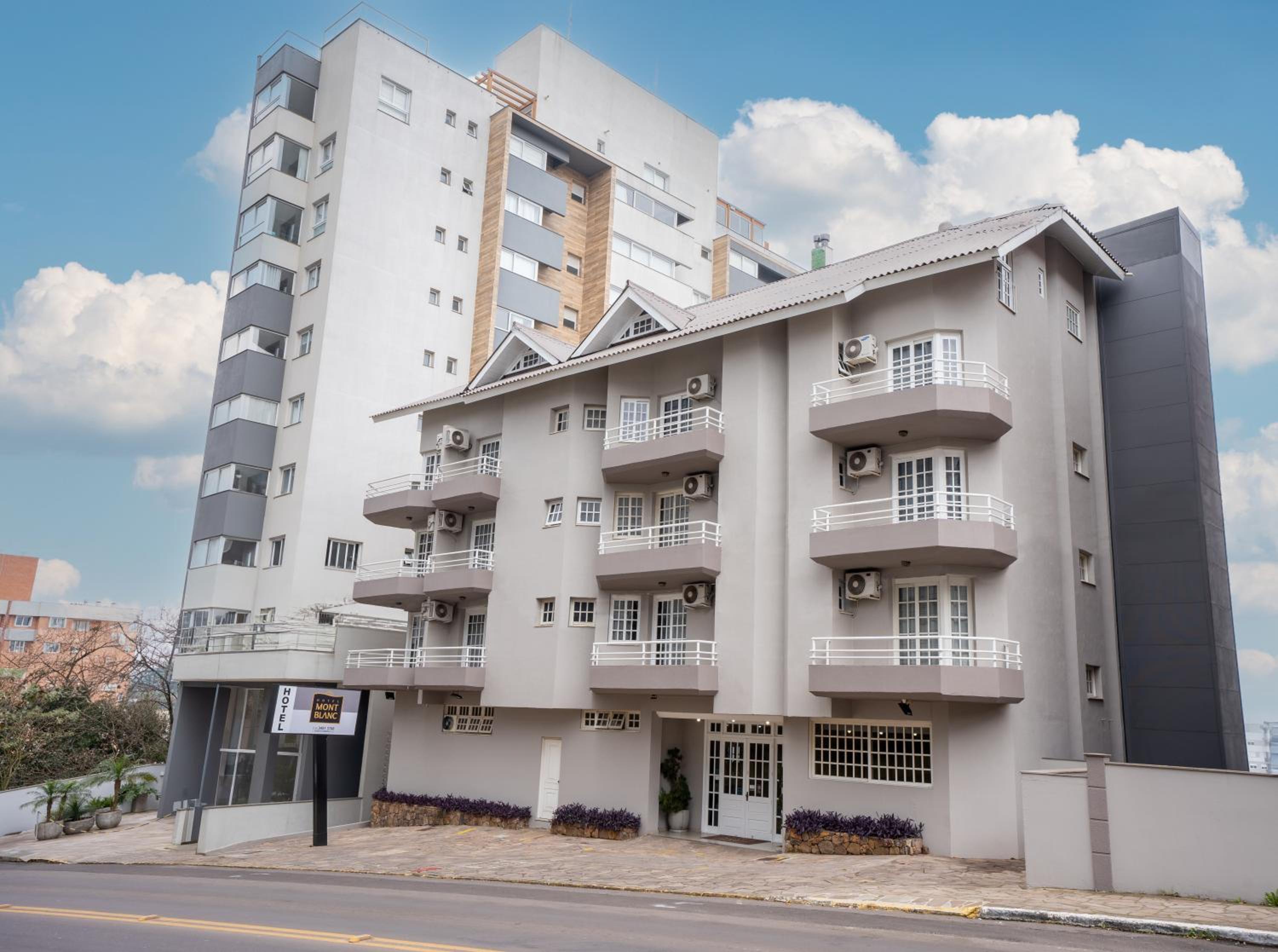 Hotel Mont Blanc - Image 1