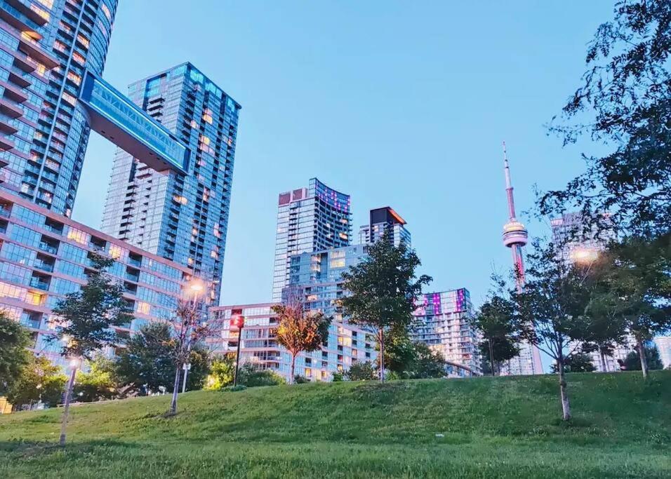 Modern One Bedroom and Den Condo by CN Tower