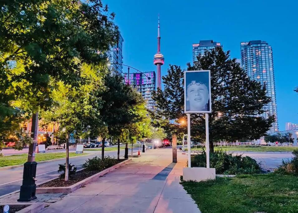Modern One Bedroom and Den Condo by CN Tower