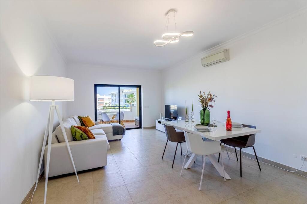 Apt at Porto de Mós with pool view 4