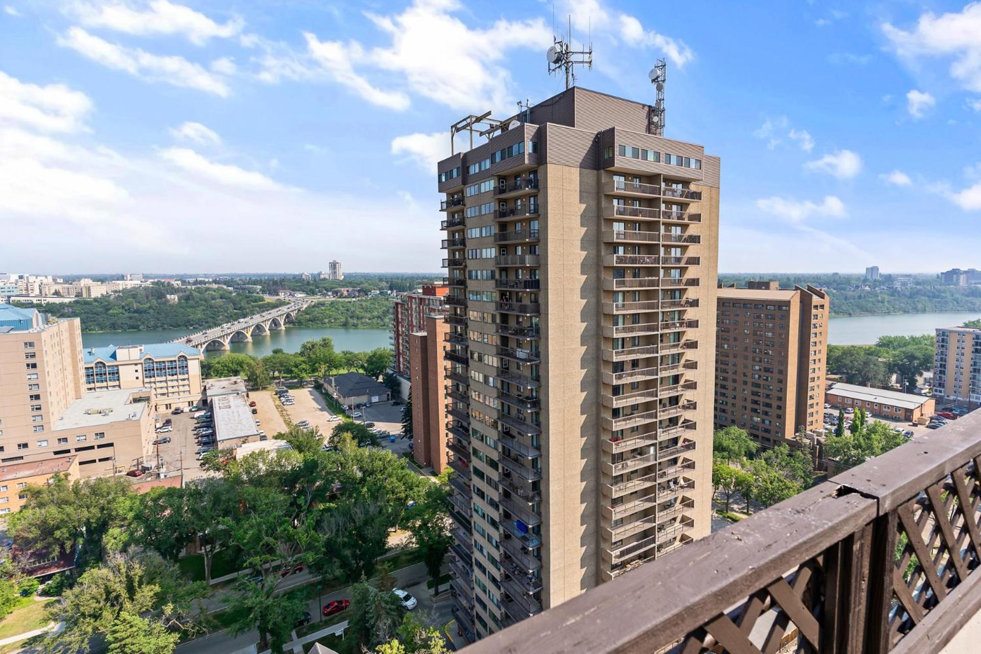 Downtown river-view high-rise, free parking, gym