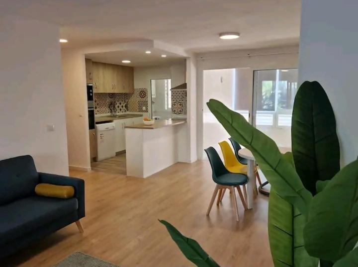 3 Mins walk to the beach 2 communal pools view 5