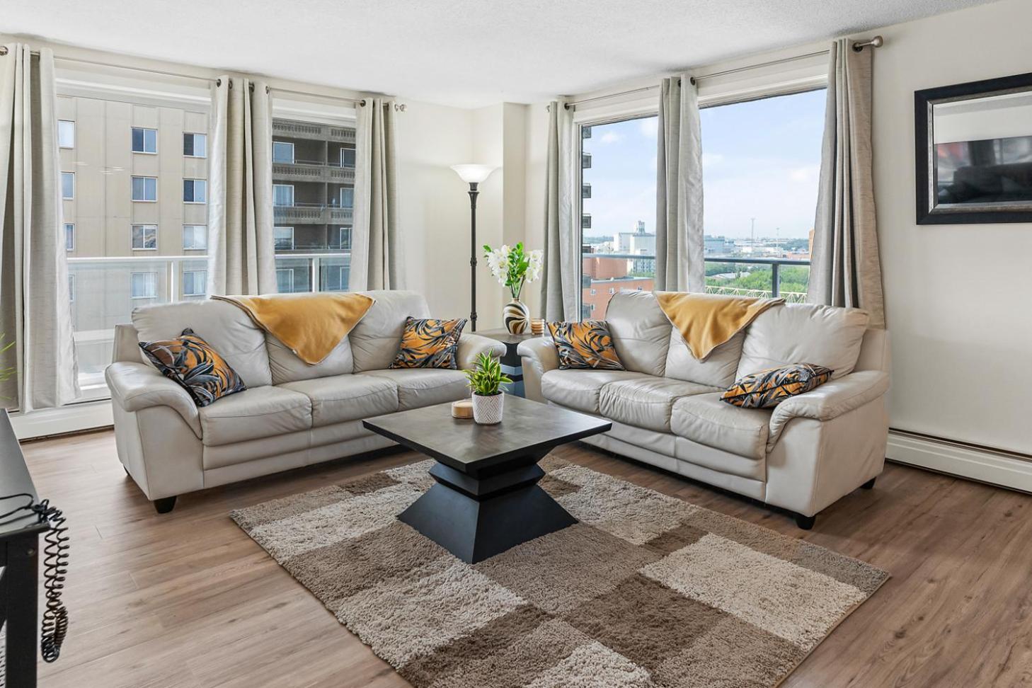 Downtown river-view high-rise, free parking, gym