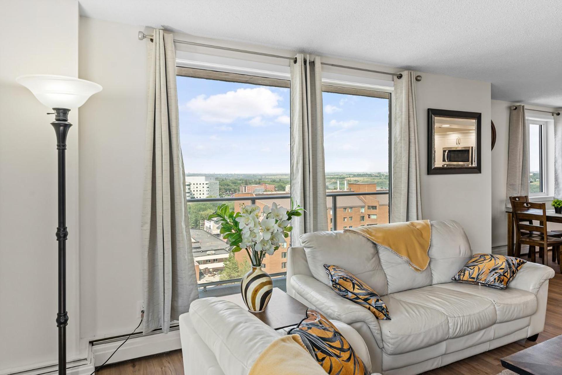 Downtown river-view high-rise, free parking, gym