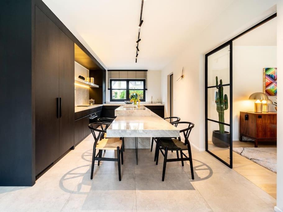 Luxurious 4BR Villa in Waterloo