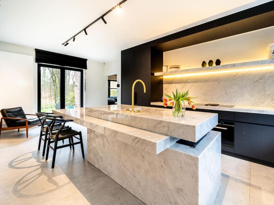Luxurious 4BR Villa in Waterloo