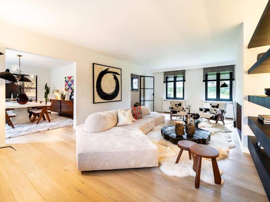 Luxurious 4BR Villa in Waterloo