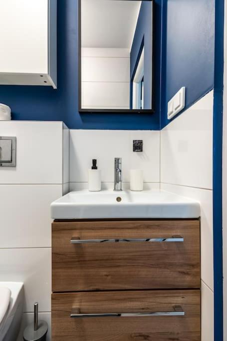 Urban Chic & Great Location & Modern Studio Apartment - #O1