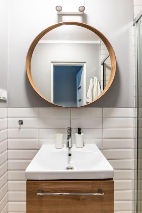 Urban Chic & Great Location & Modern Studio Apartment - #O6