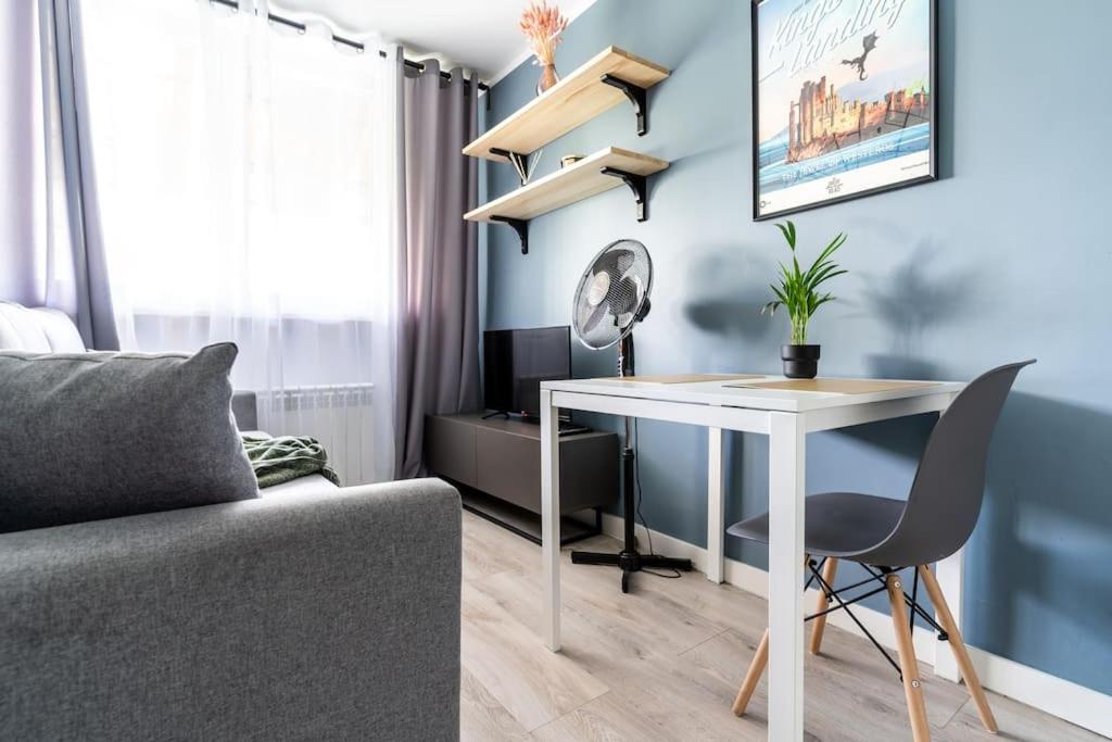 Urban Chic & Great Location & Modern Studio Apartment - #O6