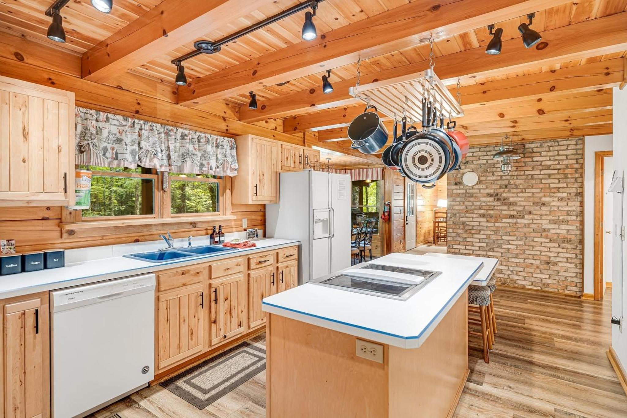 Twin Creeks Lodge by AvantStay 33 Acre Retreat