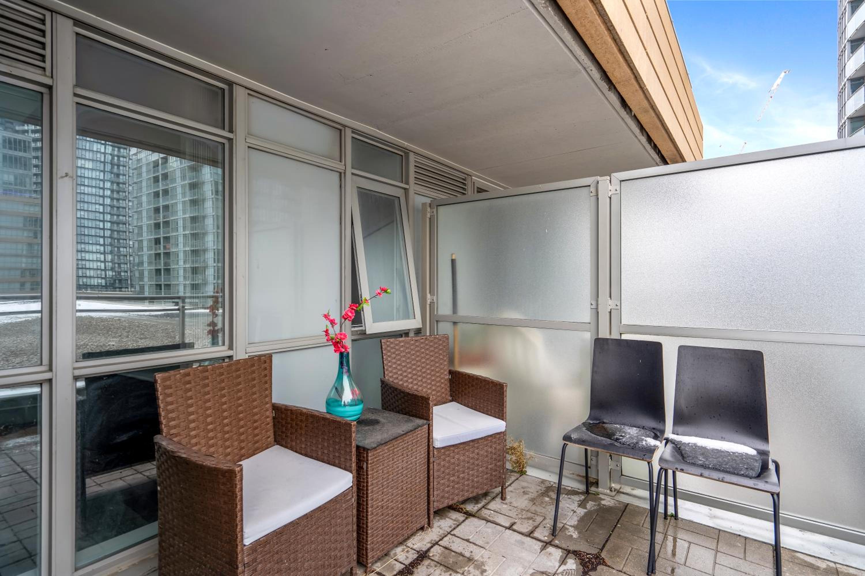 Modern One Bedroom and Den Condo by CN Tower