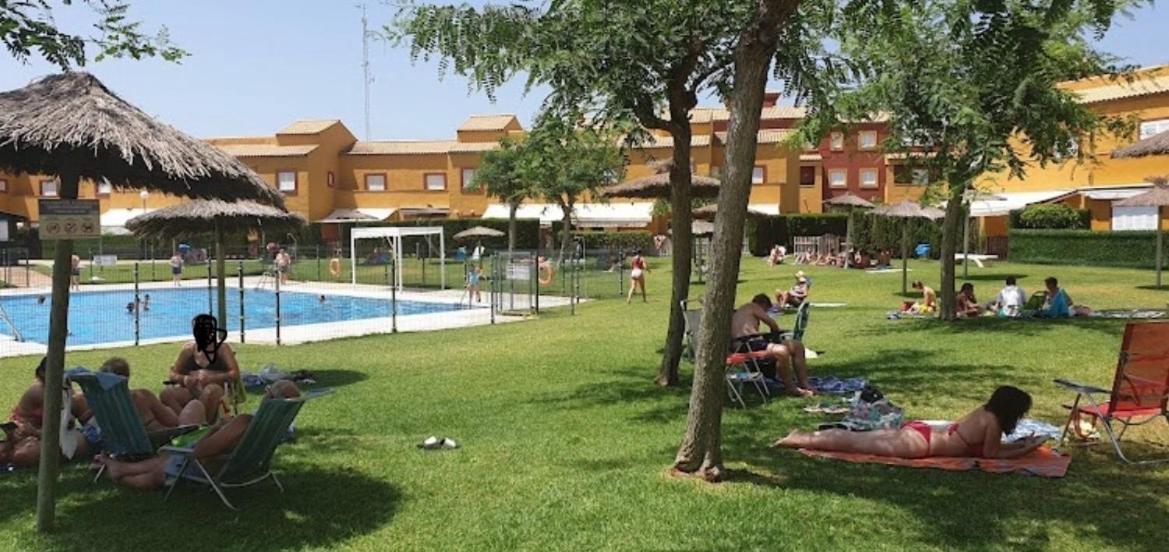 Adosado con jardín Urb Galia Ballena
