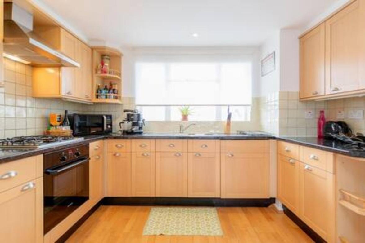 Holland Park 2 Bed Flat by BaseToGo