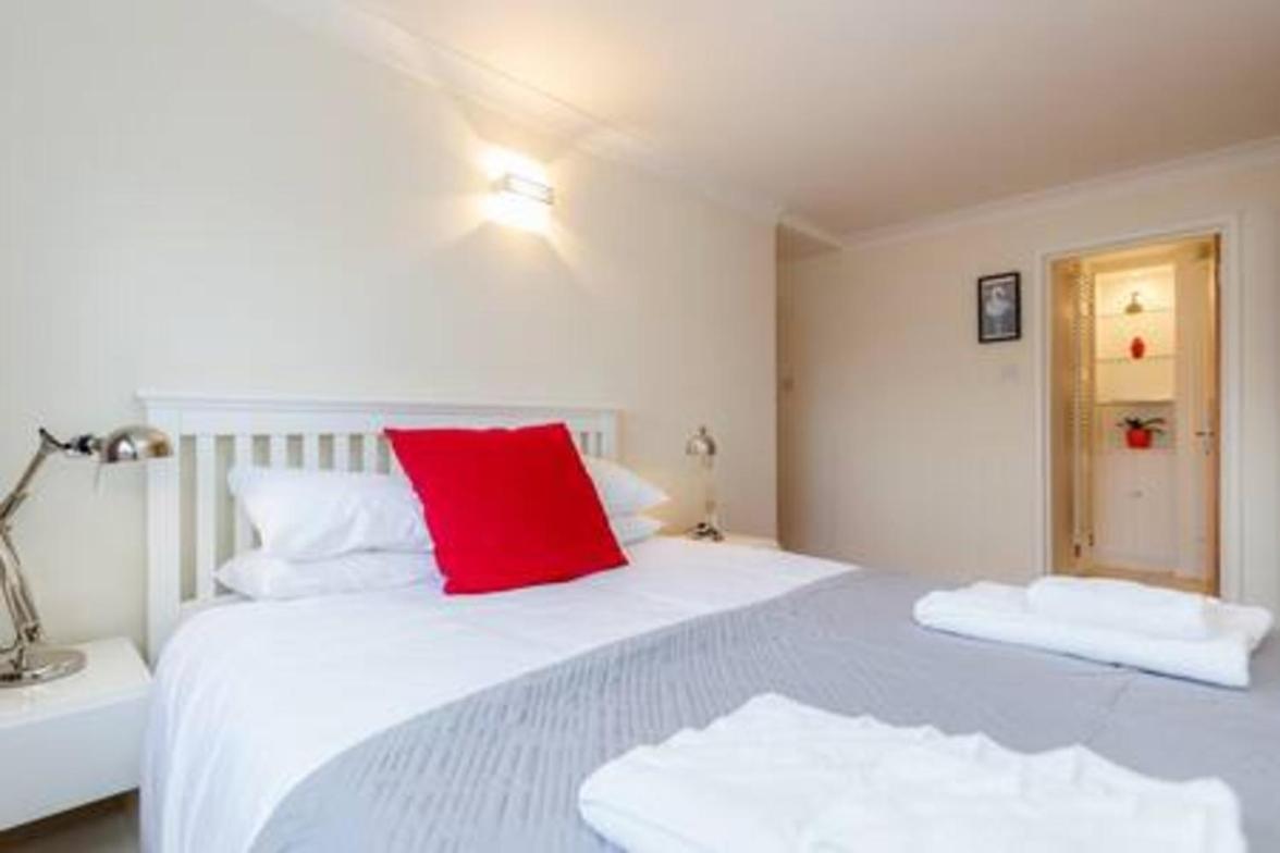 Holland Park 2 Bed Flat by BaseToGo