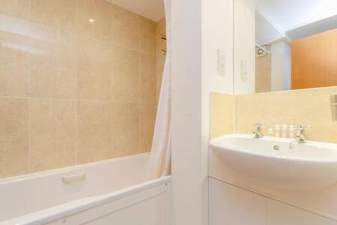 Holland Park 2 Bed Flat by BaseToGo