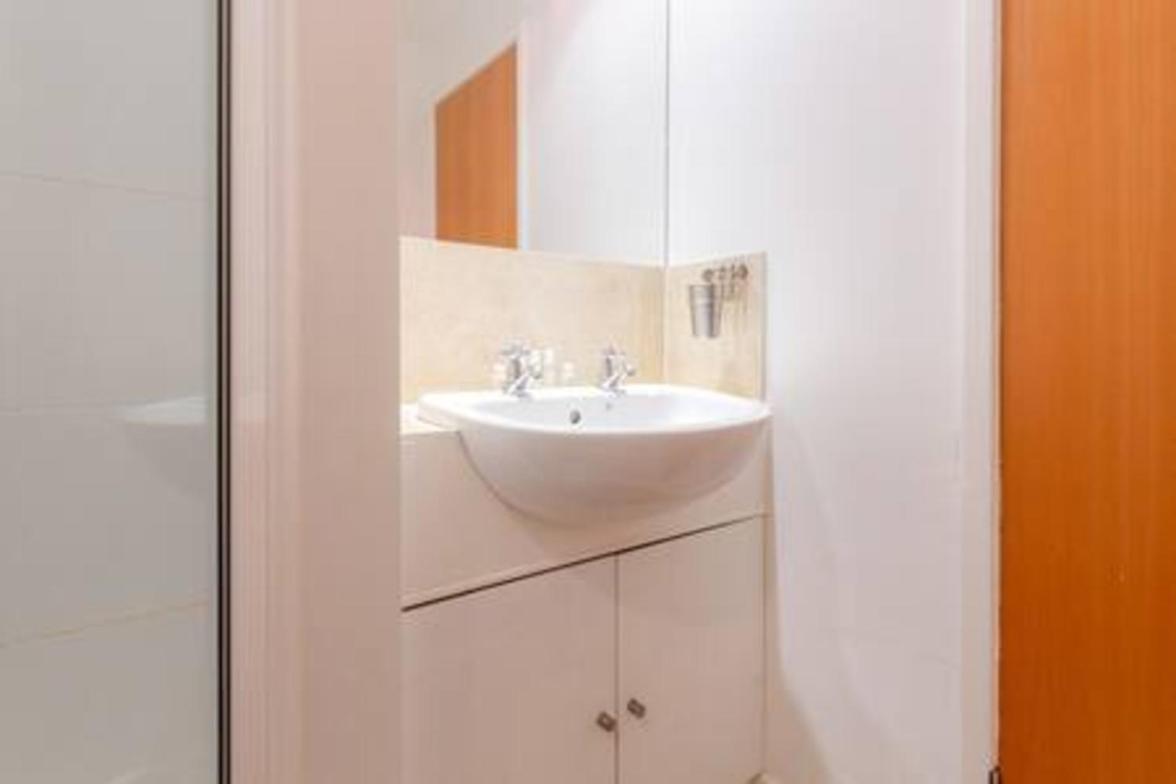 Holland Park 2 Bed Flat by BaseToGo