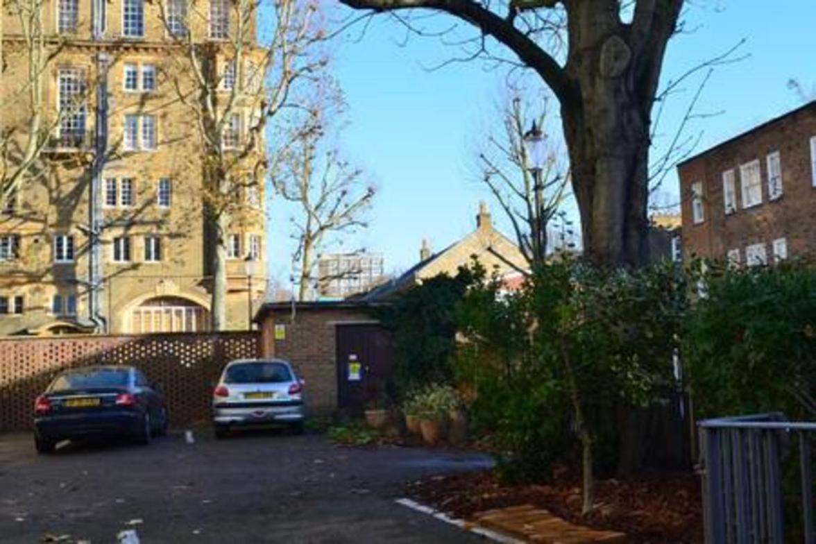 Holland Park 2 Bed Flat by BaseToGo