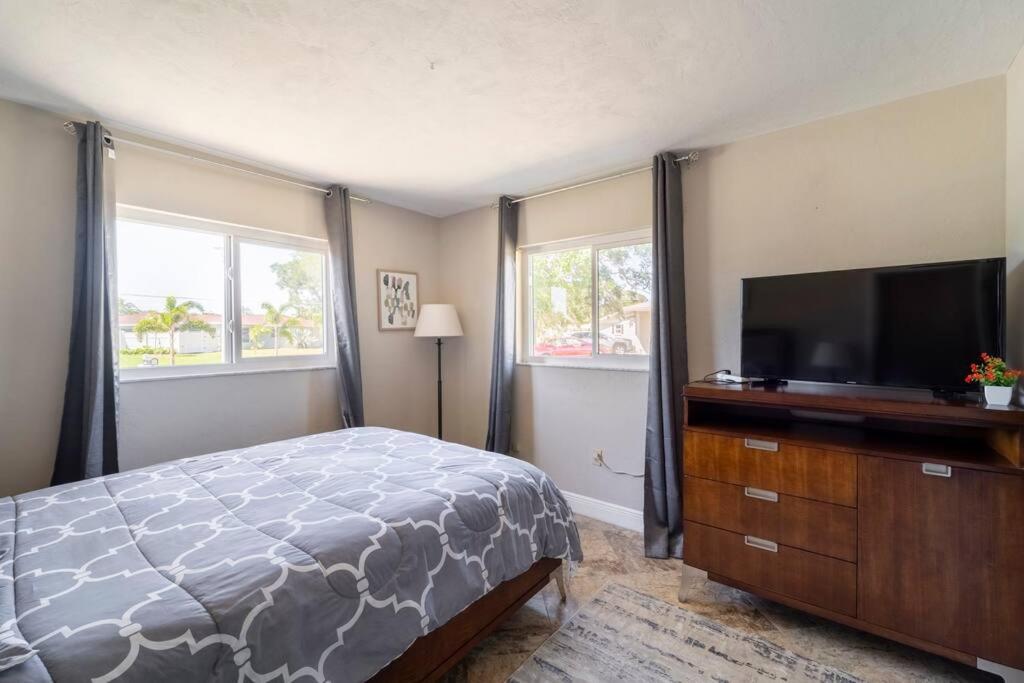 Sunny Cottage with lanai and garage, only 4 miles from Siesta Key view 3