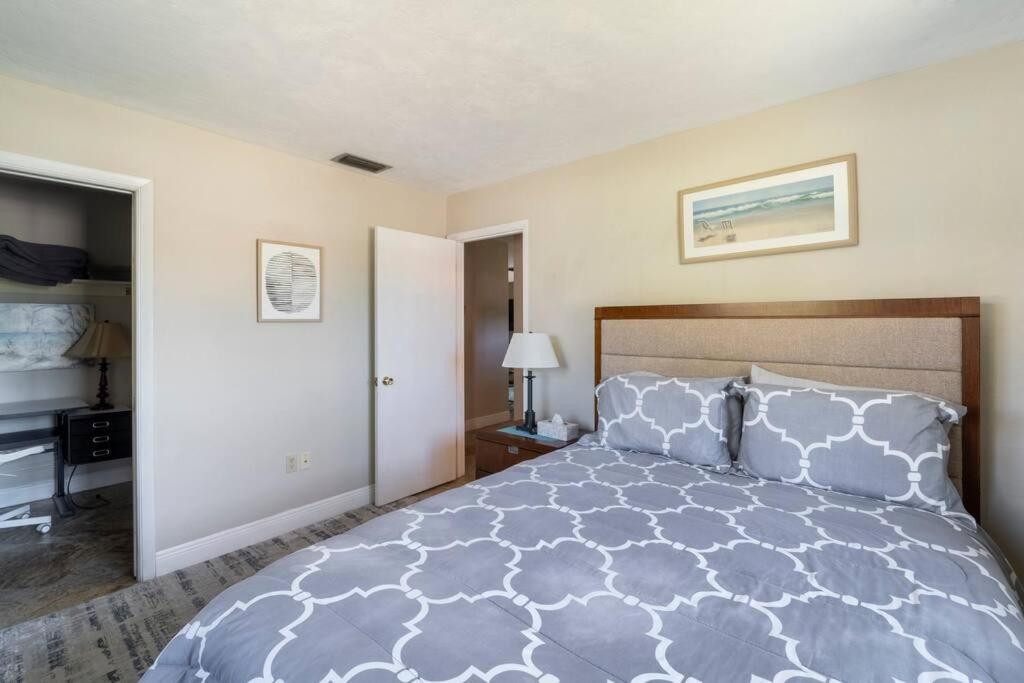 Sunny Cottage with lanai and garage, only 4 miles from Siesta Key view 4