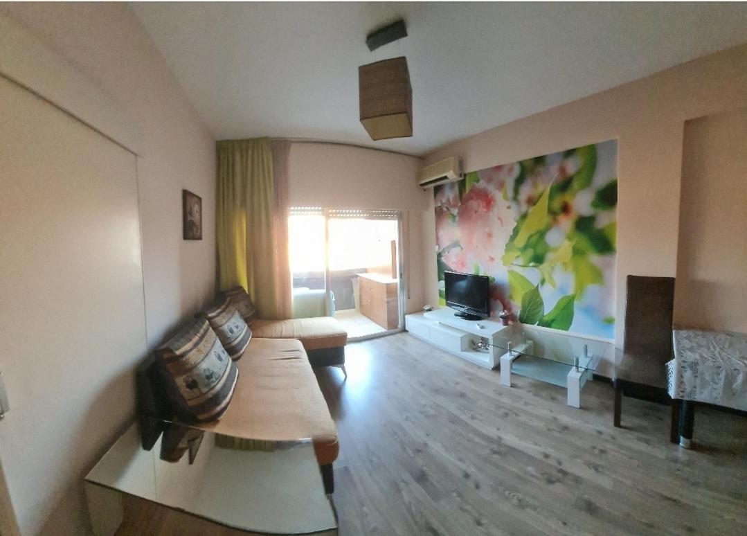 flat next to papas