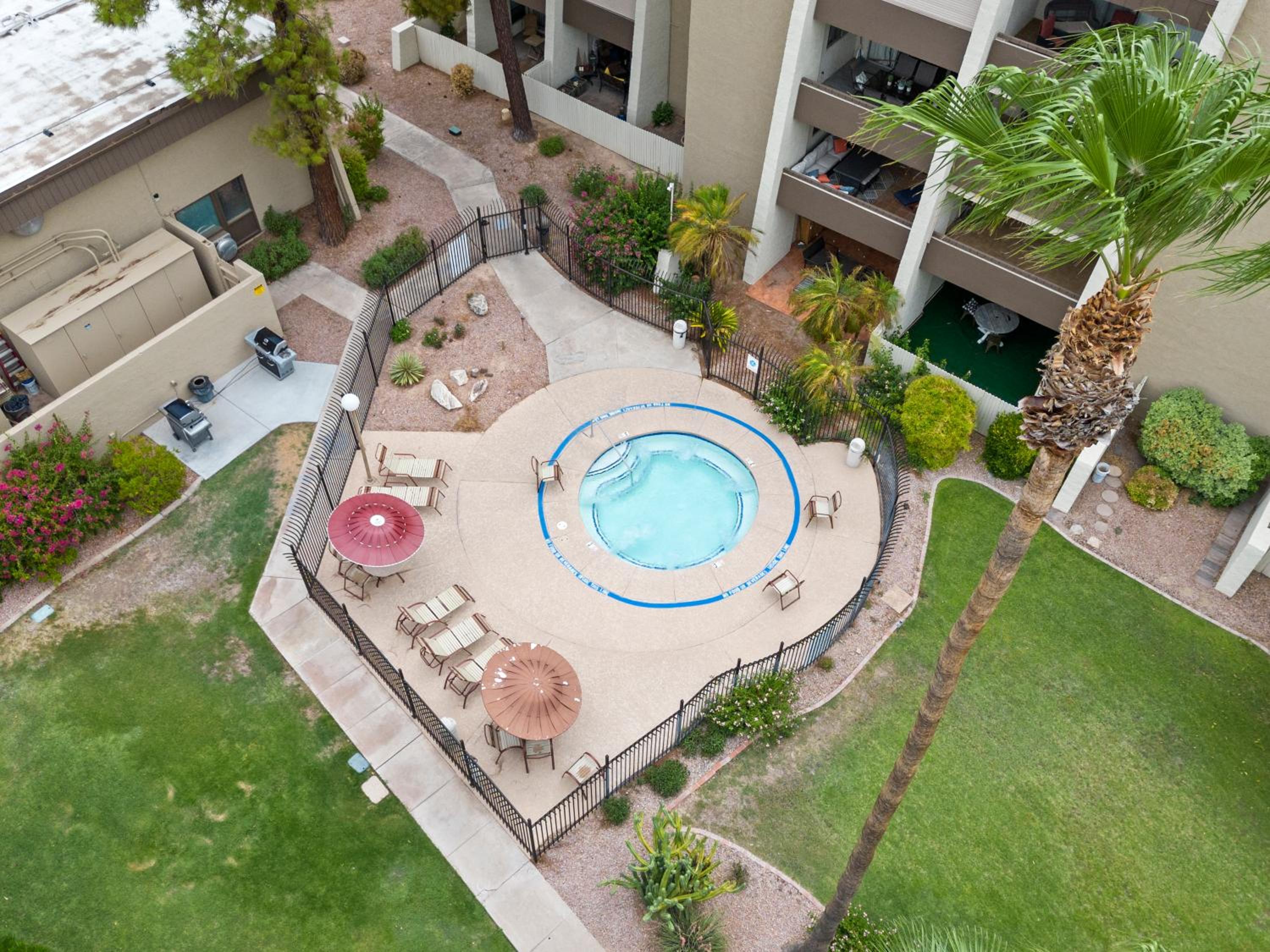 Cozy 2br Condo W Pool Near Old Town view 3