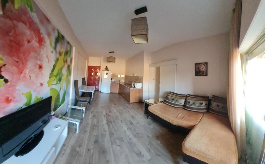flat next to papas
